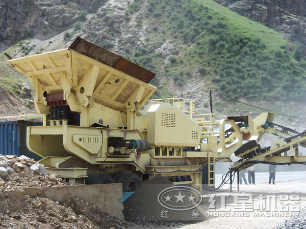 移動(dòng)顎式破碎機(jī)工作現(xiàn)場